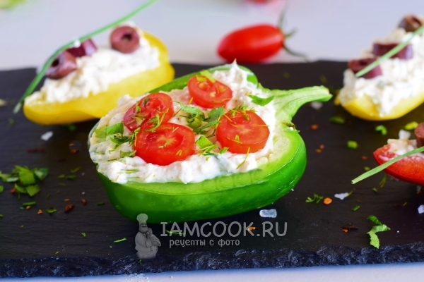Перец, фаршированный творогом с чесноком и зеленью