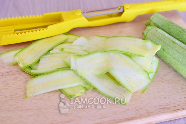 Порезать полосками кабачок