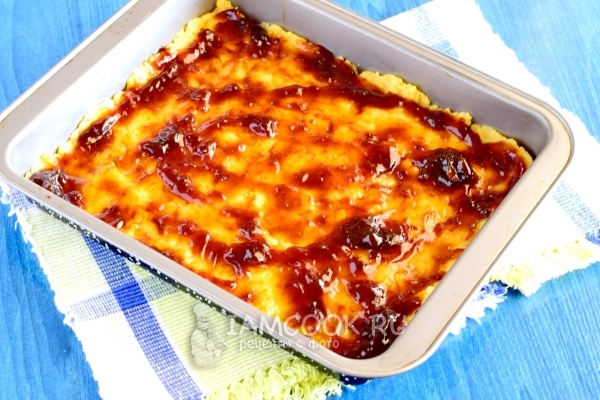 Смазать тесто вареньем