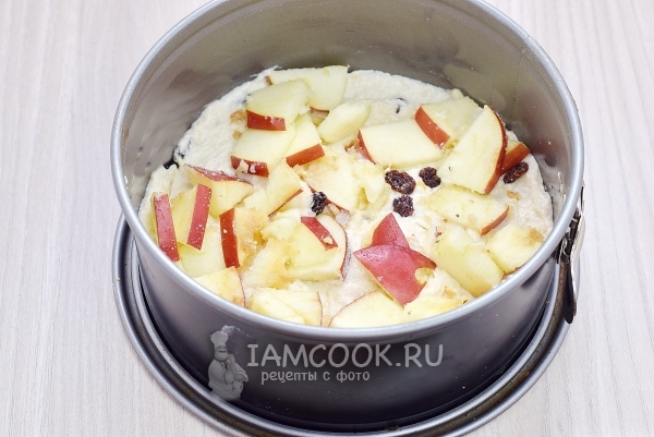 Выложить на тесто яблоки