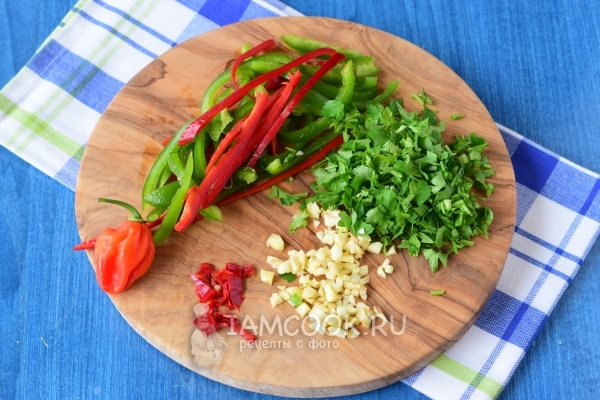 Нарезать перец, чеснок и зелень