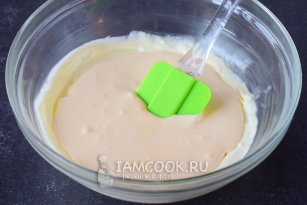 Соединить желтки со сливками