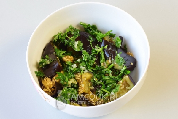 Положить баклажаны в заправку