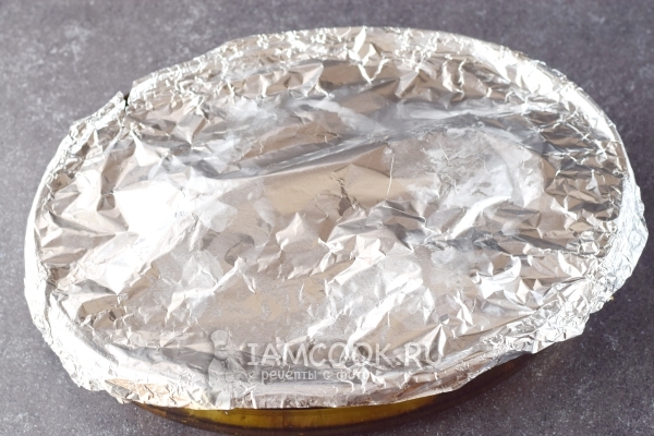 Накрыть форму фольгой