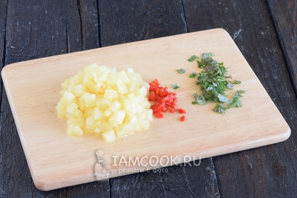 Порезать ананас, перец и мяту