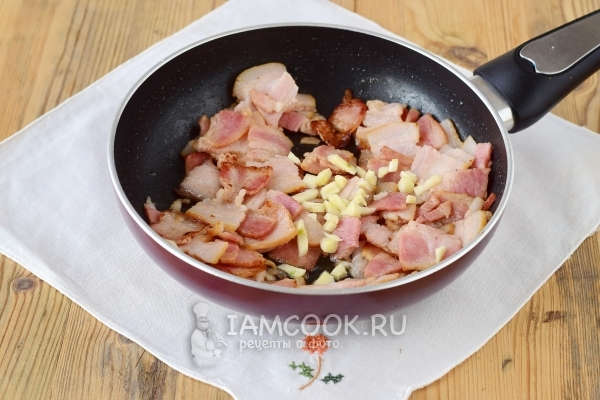 Обжарить бекон с чесноком