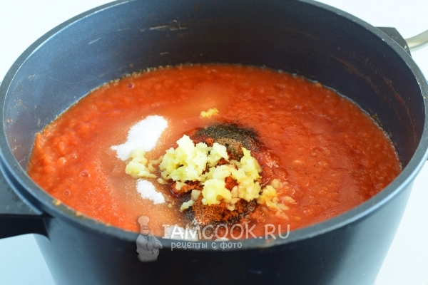 Добавить соль, специи и чеснок