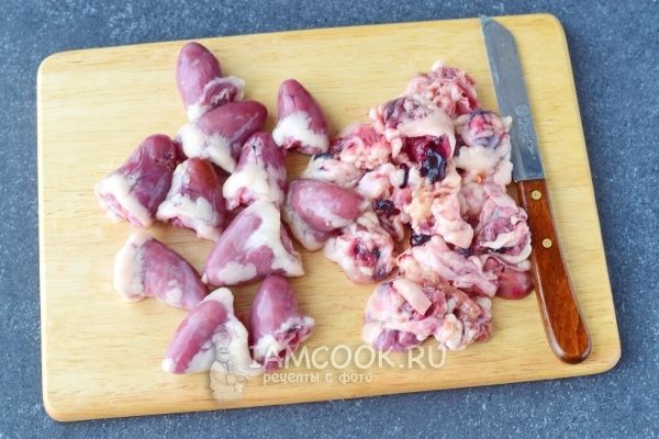 Почистить куриные сердечки