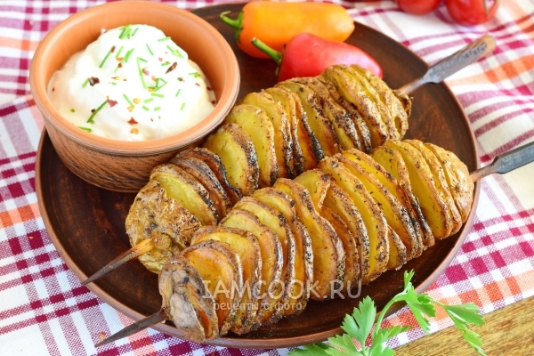 Фото картофеля спиралью на шпажках в духовке