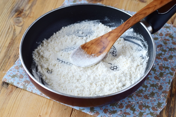 Обжарить муку