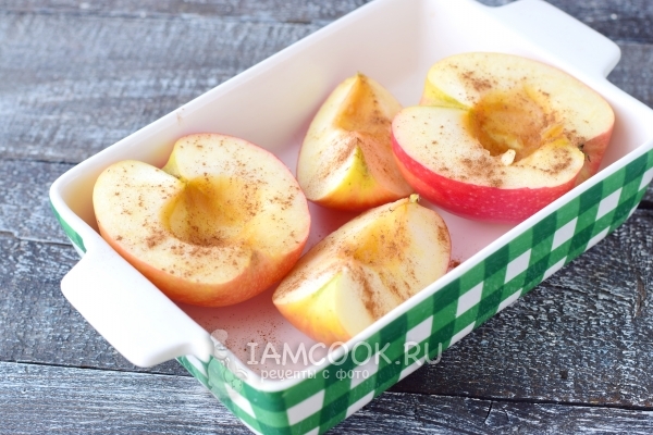 Посыпать яблоки корицей