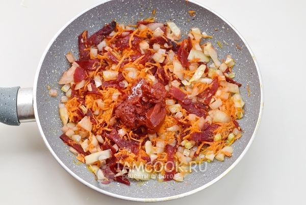 Положить томатную пасту