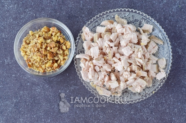 Измельчили орехи и курицу