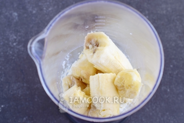 Положить в блендер банан и творог
