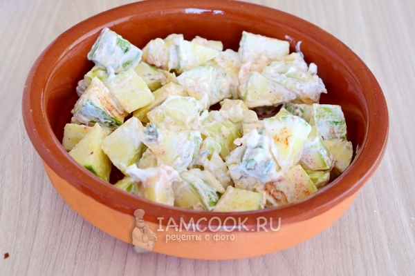 Размешать кабачки в сметане