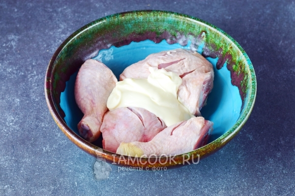 Положить майонез