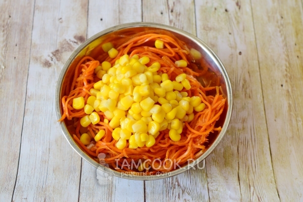 Добавить морковь и кукурузу