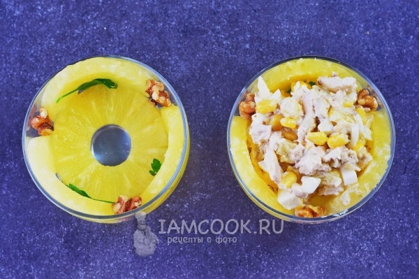 Начинаем выкладывать салат в креманки