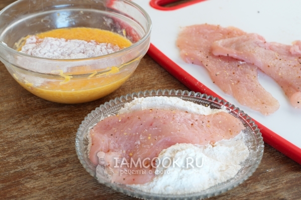 Положить мясо в муку и кляр