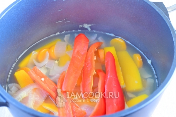 Влить воду и положить перец