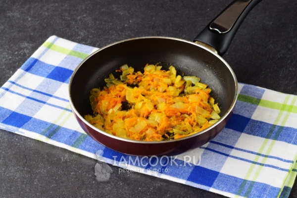 Обжарить лук с морковью