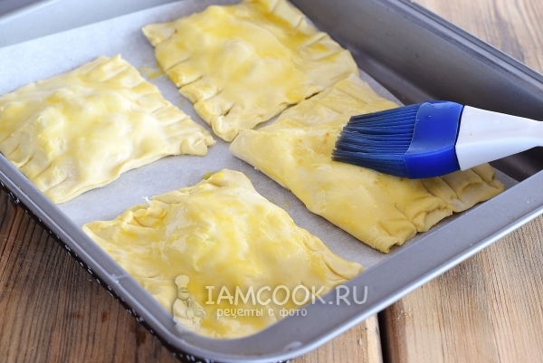 Смазать тесто яйцом