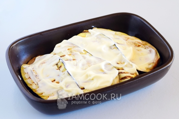 Смазать баклажаны майонезом