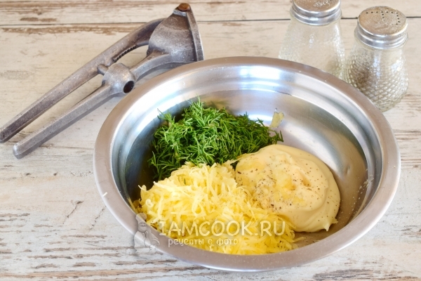 Соединить сыр, укроп и майонез