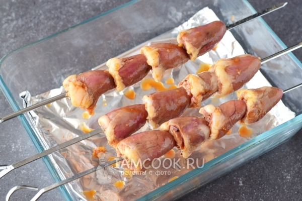Нанизать куриные сердечки на шампуры