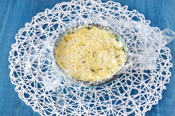 Выложить салат в тарелку