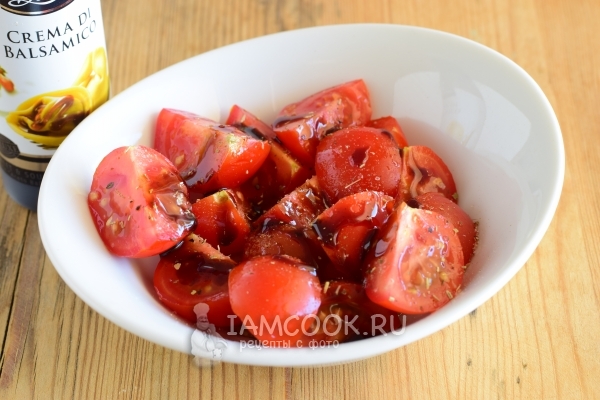 Полить бальзамической глазурью