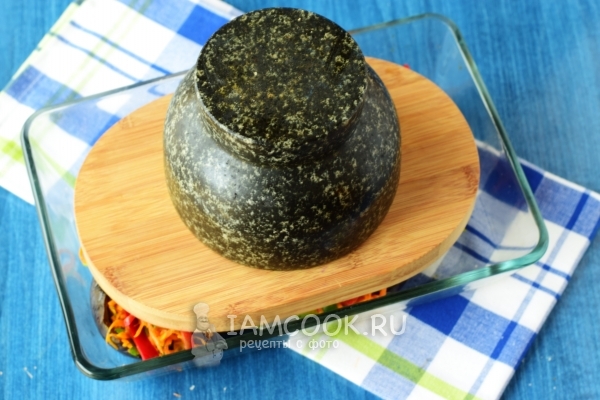 Поставить на баклажаны гнет