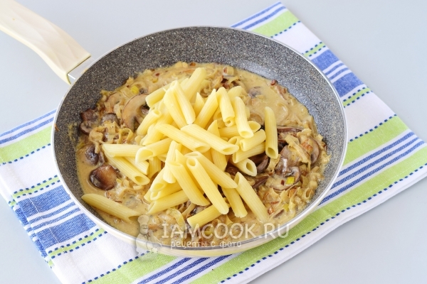 Выложили макароны в сковороду