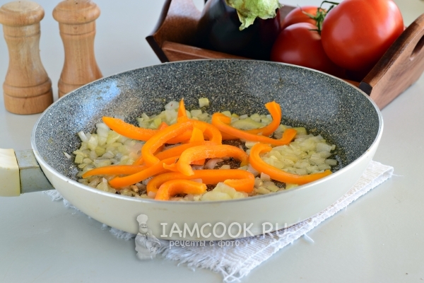 Положить перец к луку