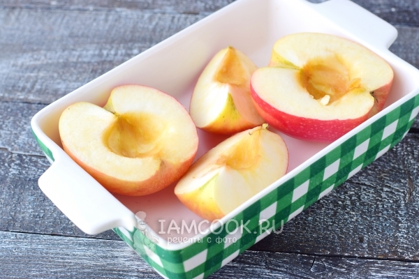 Положить яблоки в форму