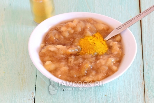 Соединить банановое пюре с куркумой