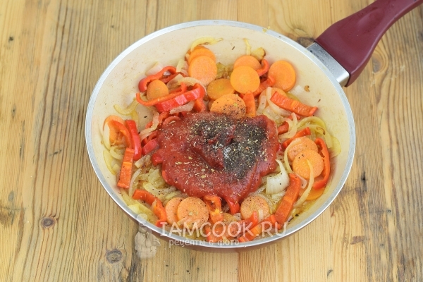 Добавили томатную пасту и приправы