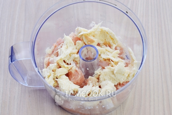 Положить в блендер мясо, хлеб и лук