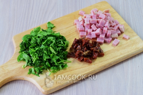 Порезать шпинат, ветчину и помидоры