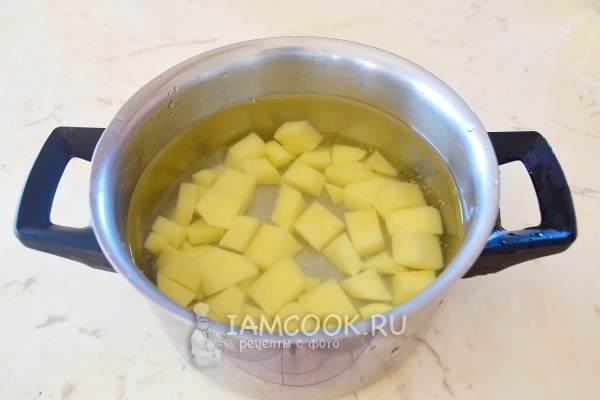 Положить картофель в кастрюлю с водой