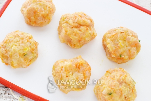 Сформировать из фарша шарики