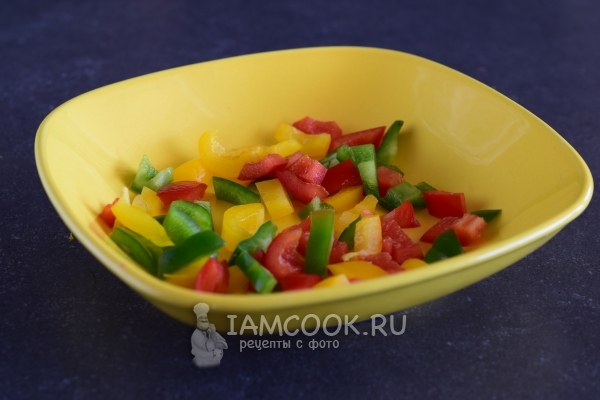 Положить перец в миску