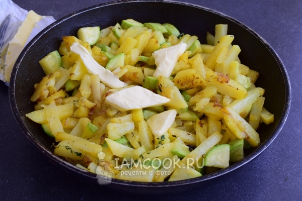 Положить кусочки масла