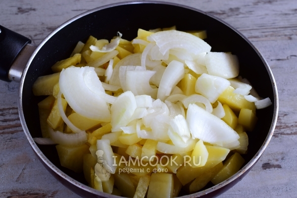 Положить лук к картофелю