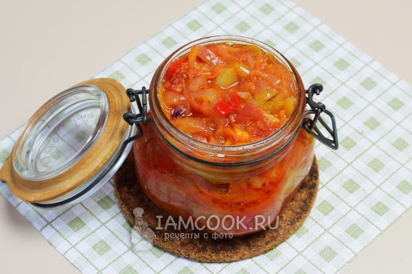 Выложить салат в банку