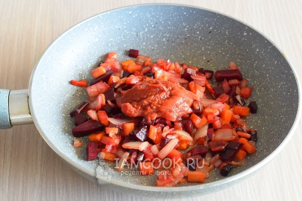 Положить томатную пасту