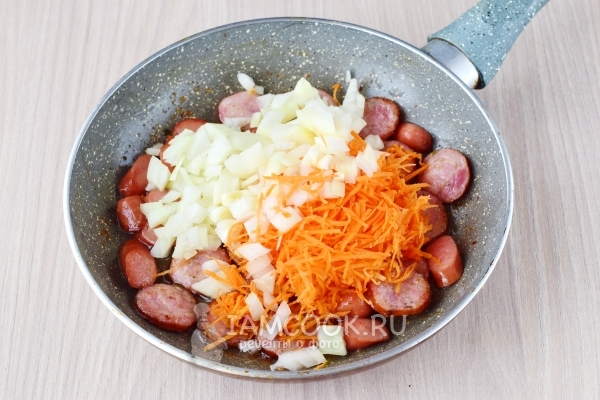 Положить овощи к копченостям