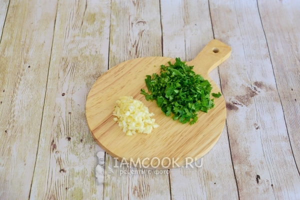 Порезать чеснок и петрушку