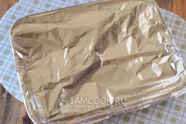 Накрыть форму фольгой