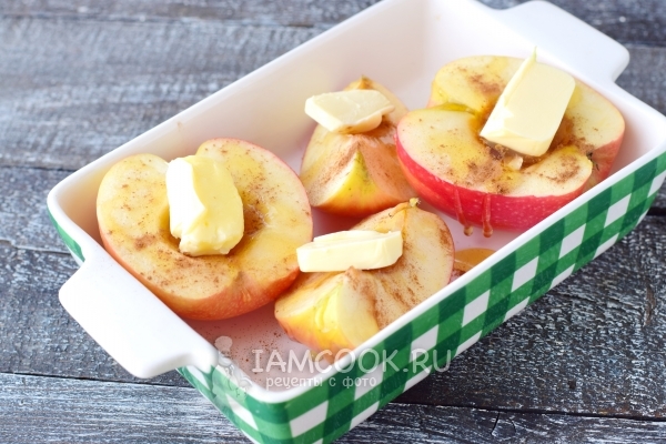 Положить кусочки сливочного масла